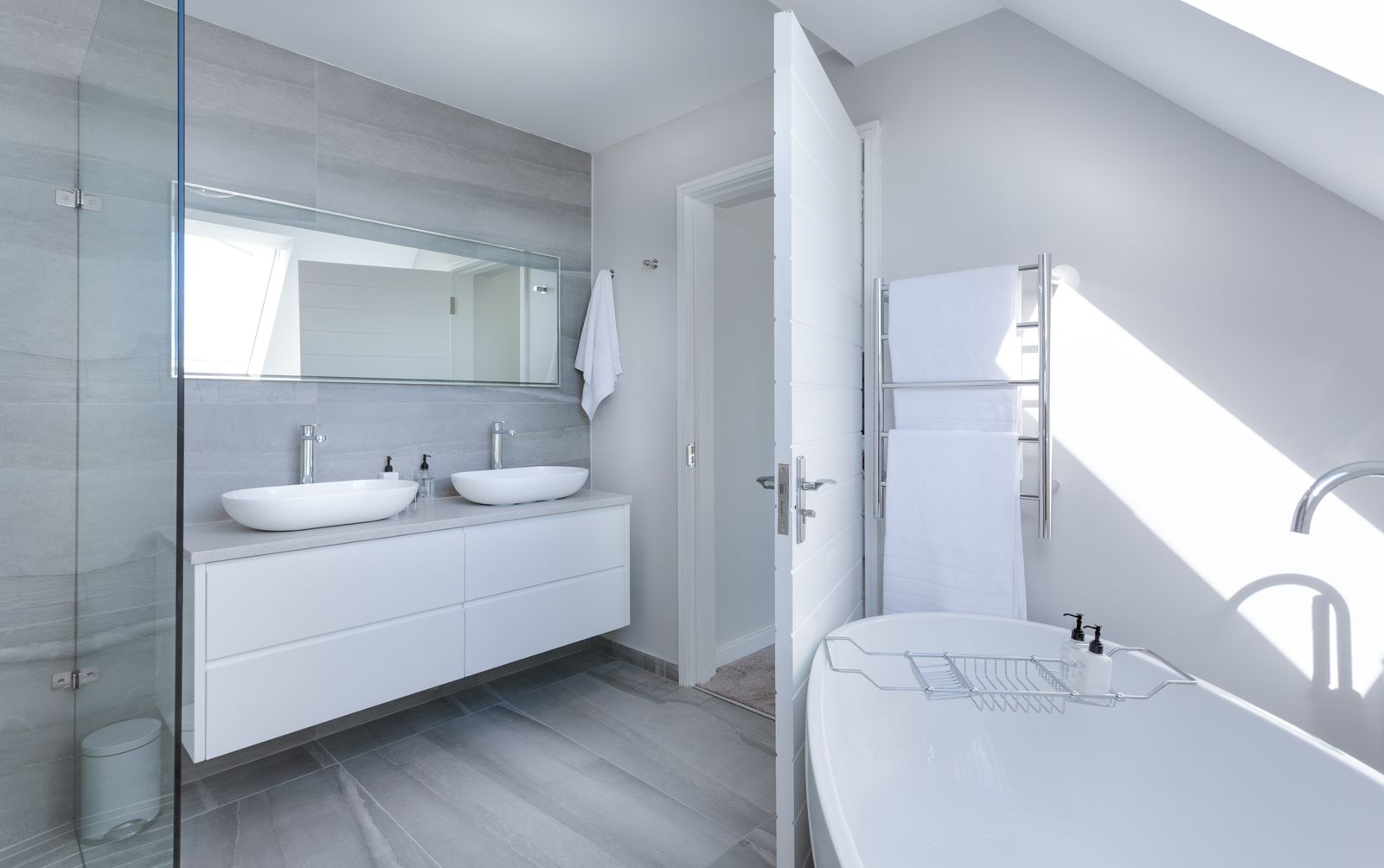 {{ t.altBathroom }}